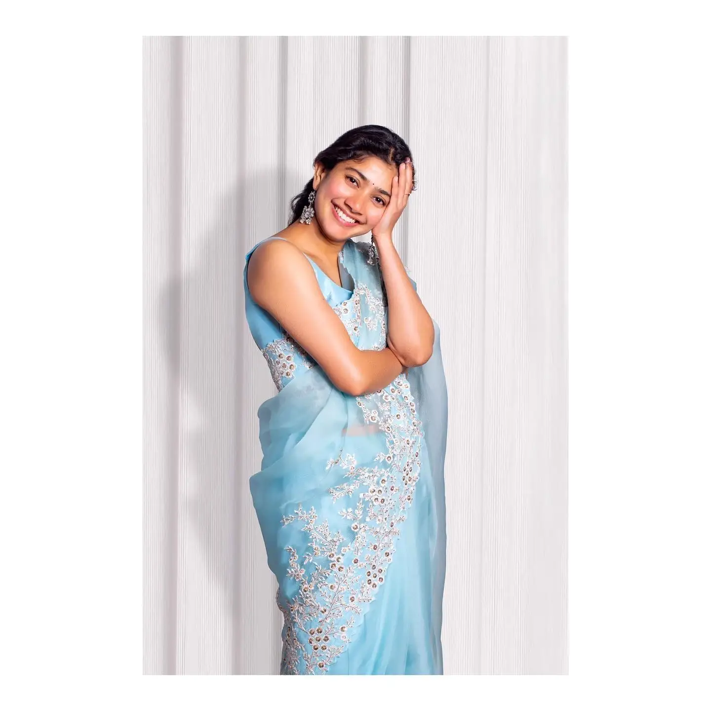 INDIAN GIRL SAI PALLAVI LONG HAIR IN SLEEVELESS BLUE SAREE 6